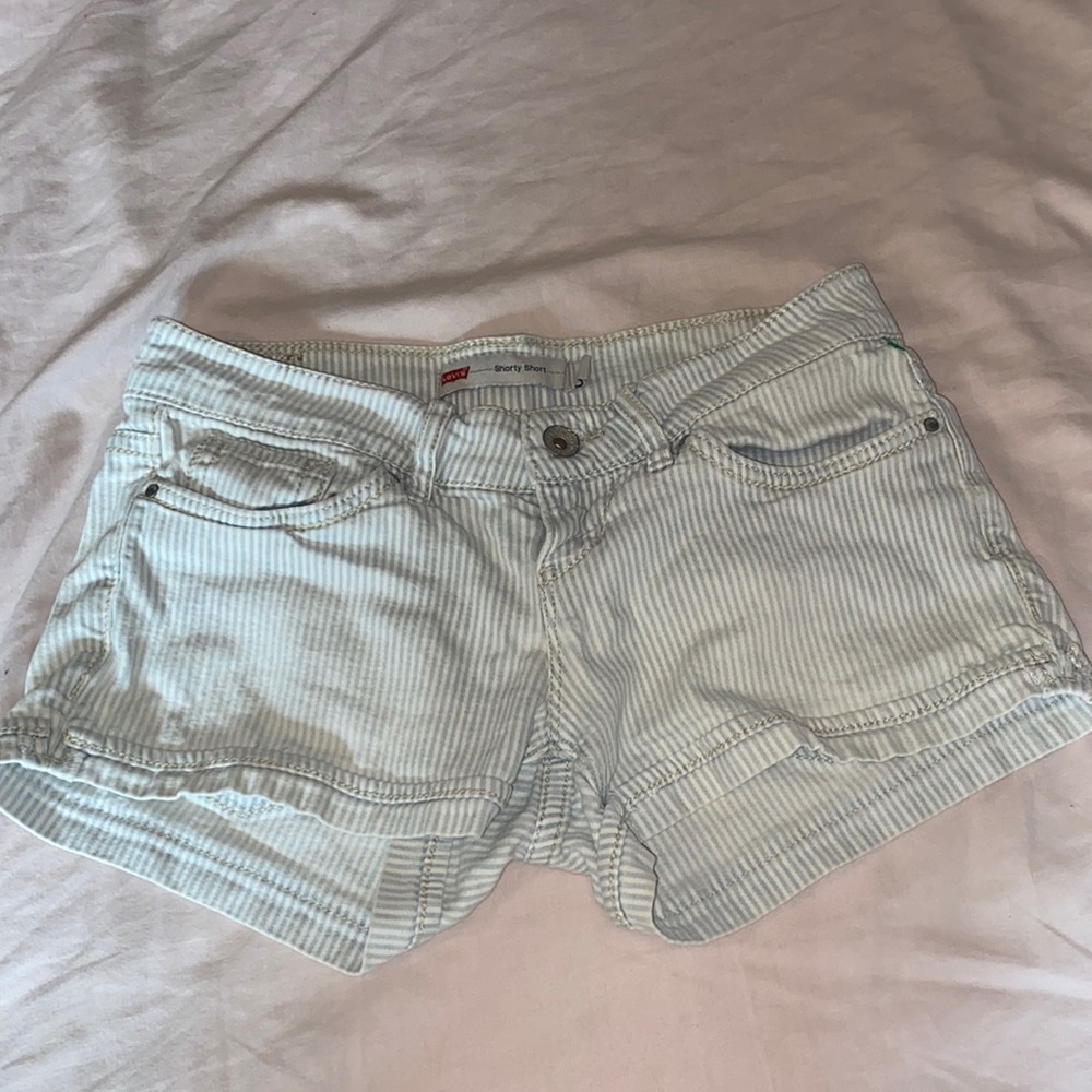 Levi short shorts🤍